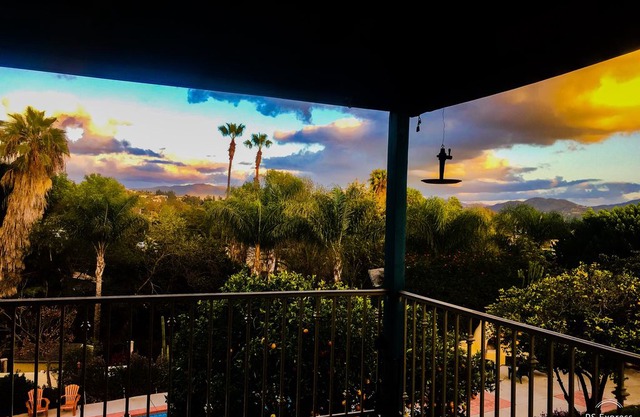 BEAUTIFUL MT. HELIX HOME/GREAT VIEWS/LAP POOL/20MINS. FROM DOWNTOWN/AIRPORT.
