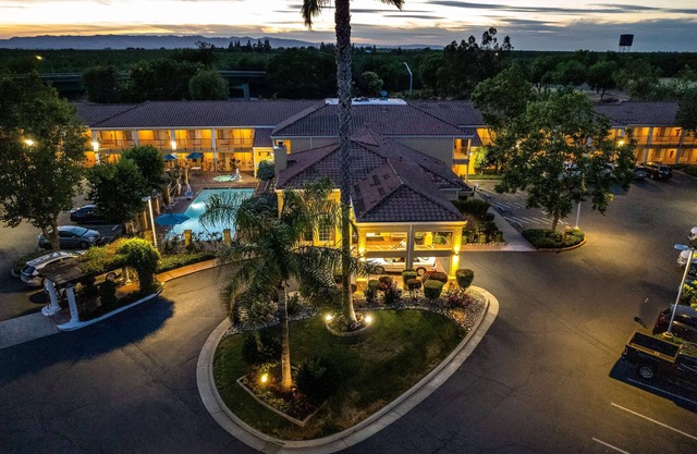 Best Western Plus Dixon Davis