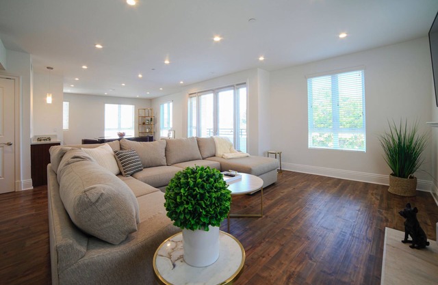 Beverly Hills Luxury Condo, 5% Discounts on monthly bookings.