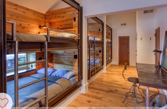 Brand New Rustic Modern 5 Bedroom Home: 5 minutes from Village and Mountain