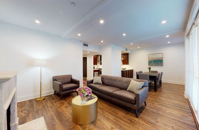 "City Chic, Cozy, Luxurious New Condo Beverly Hills Adjacent"