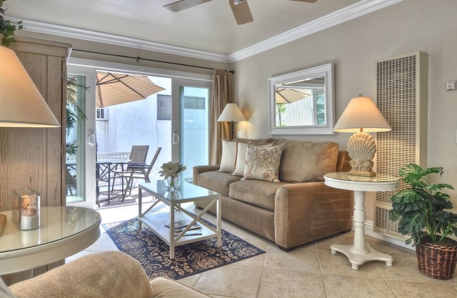 Comfortable coastal condo one block from the beach in Pier Bowl