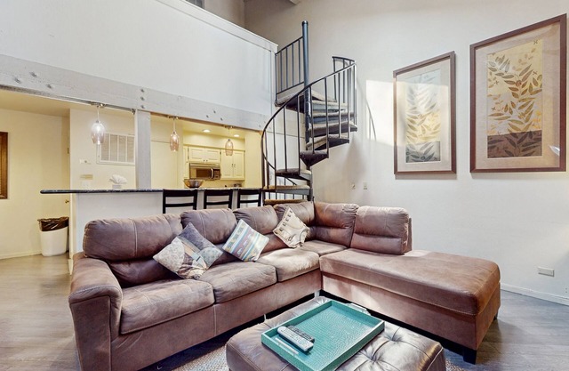 Condo with pool, hot tub & lake access