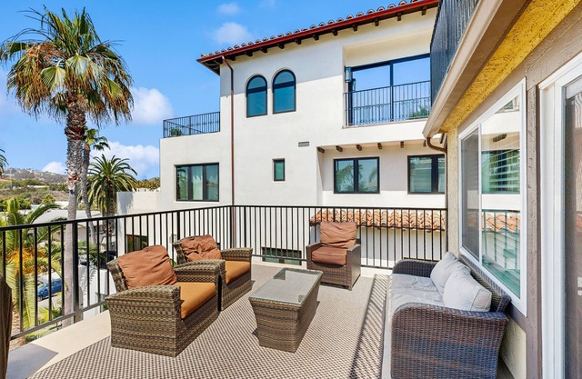 Contemporary condo with outdoor living area - 2 blocks to beach access