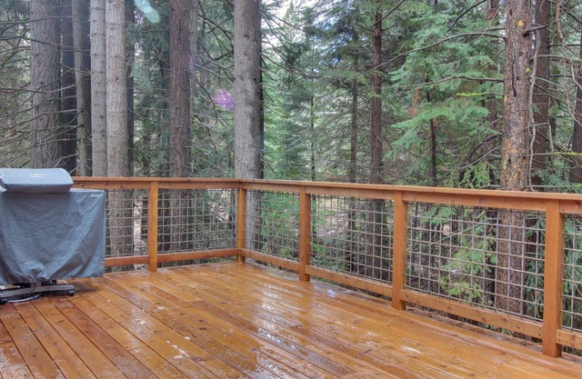 Deluxe West Shore home w/Beautiful Deck - .5 Mile to Beach & 2.5 Miles to Ski