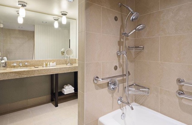 DoubleTree by Hilton Hotel San Diego - Del Mar 1 King 2 Room Pool View Suite with Sofabed