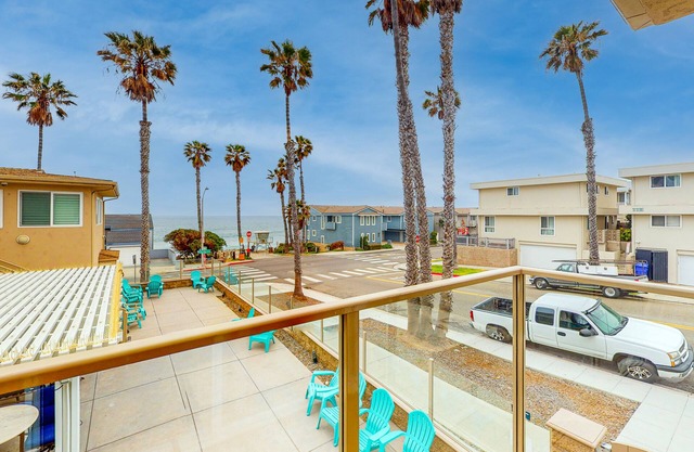 Elegant Condo w/Beach Access, Free WiFi, Private Washer/Dryer, Balcony
