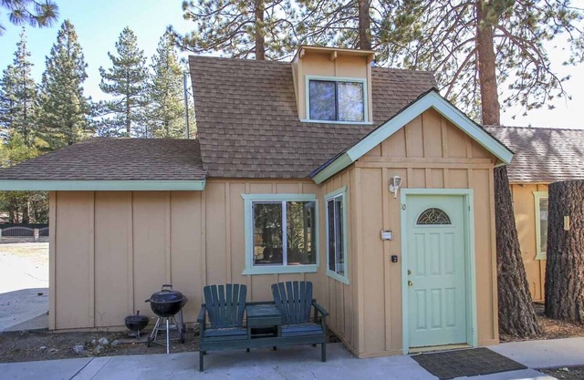 Fawnskin Lakeside Cabin - Nice cozy duplex with mountain views with a Jet Tub
