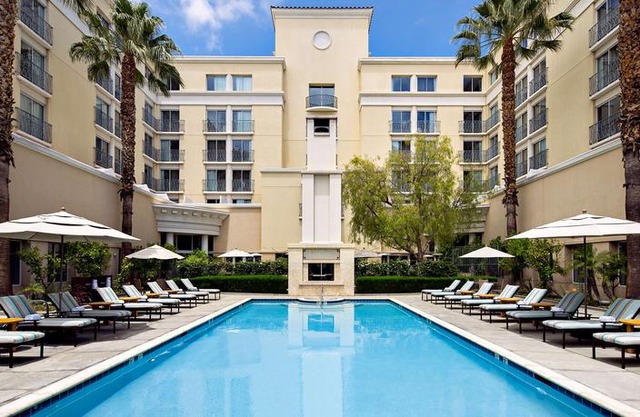Hyatt Regency Valencia- Magic Mountain