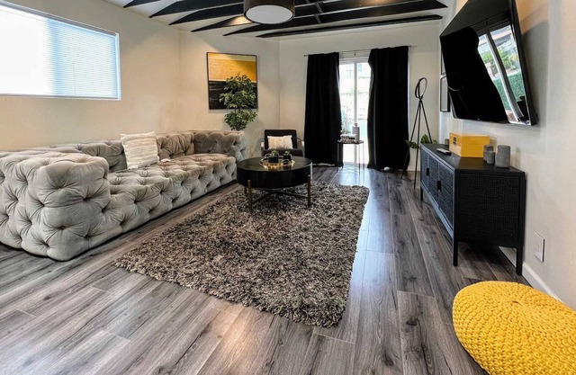 Memorable Renovated 1BR Unit by the Pool