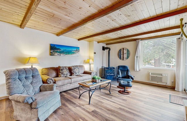 Modern condo on the lake with pool, hot tub & balcony - short walk to the beach