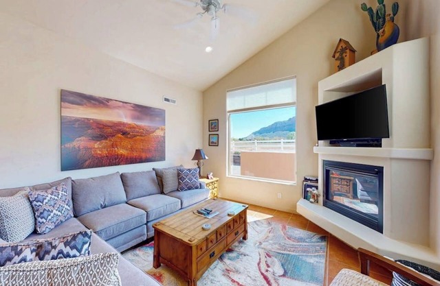 Modern Townhome with Seasonal Pool and Hot Tub - Views and Hiking Nearby