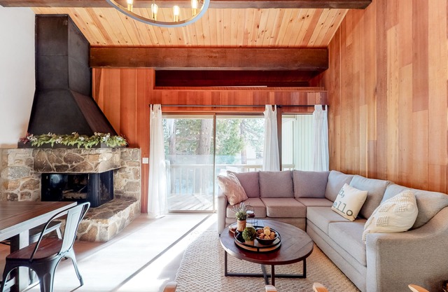 Mountain Home w/Gas Fireplace, Fast WiFi, Balcony, Shared Pool, Tennis