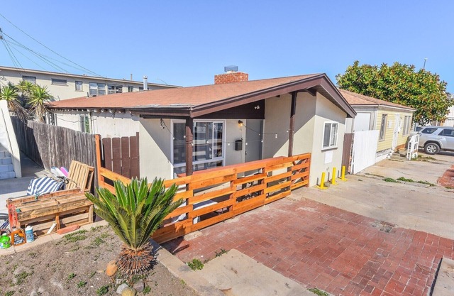 NEW! LOCATION FULL HOUSE! 3 spacious parking! Accommodates a lot of people.