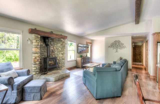 New Tahoe Pines Home, Private Yard, Pier, Hot Tub