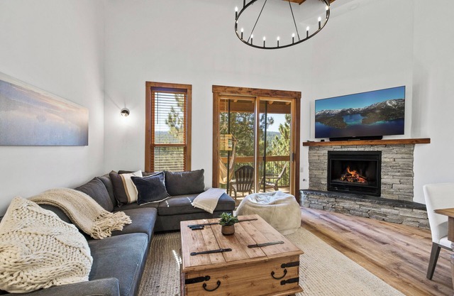 Newly Remodeled Gold Bend Condo, On Shuttle Route w/HOA Gym, Pool and Hot Tub Access!