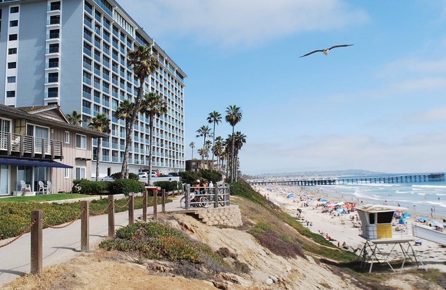 Pacific Penthouse!!! Right on the Beach !!