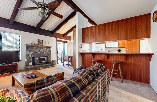 Pet-Friendly & Rustic. Near The Village & Lakes Basin, Pool & Hot Tub On-site