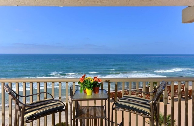 Spacious Beach Front Condo-Resort Like Amenities Pool And Spa