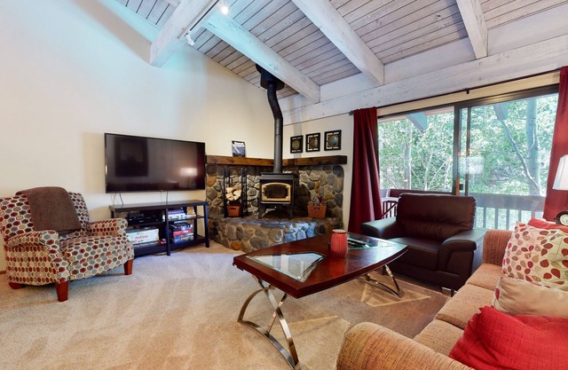 Spacious Home, Washer/Dryer. Quiet Location near Biking Trails. Pool On-site