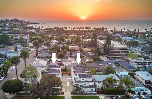 Two 3-story Houses * Walk to Ocean * 6 Parking