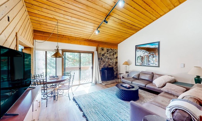 Lakeshore Condo | 130 m² Condo ∙ 2 bedrooms ∙ 8 guests