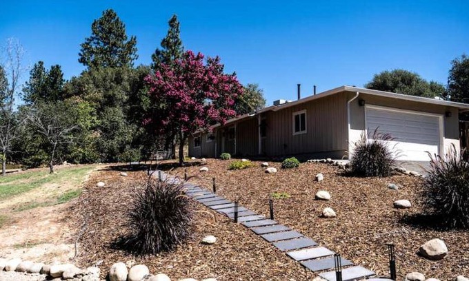 Diamond Springs House | 132 m² House ∙ 3 bedrooms ∙ 6 guests