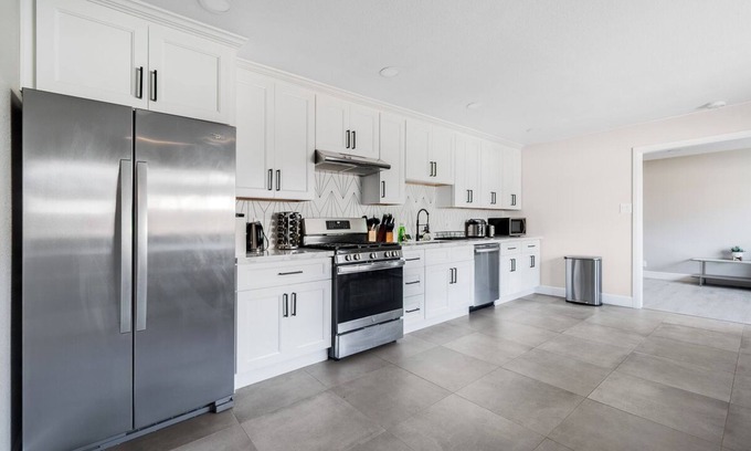 East Palo Alto House | 2000sqft Home with FREE Netflix/Wi-Fi/Parking
