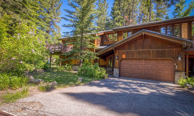 Tahoe Pines House | 202 m² House ∙ 4 bedrooms ∙ 10 guests