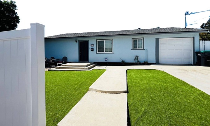Los Serranos House | 25% OFF / Charming 2 BR 2 BA / Private Frontyard Retreat/ Prime Location