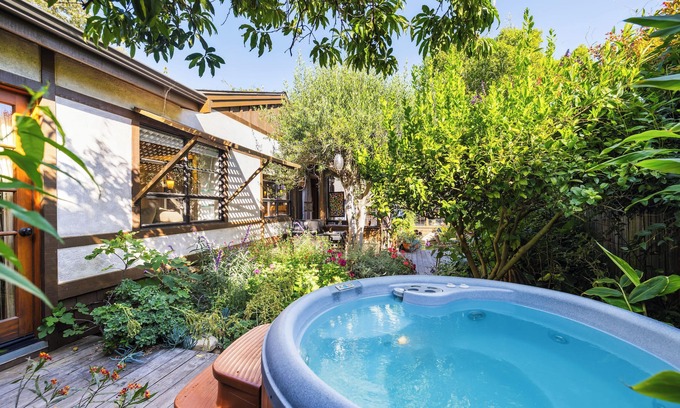 Upper East House | 2b/2b Downtown Cottage with Hot Tub 30 day +