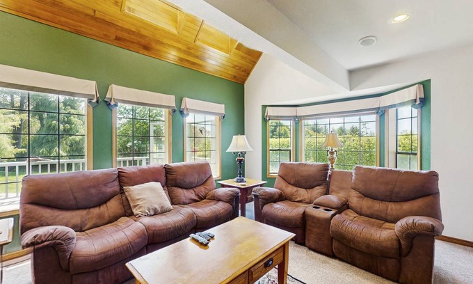 McKinleyville House | 328 m² House ∙ 4 bedrooms ∙ 8 guests