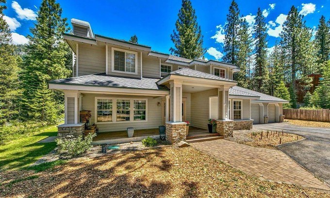 Christmas Valley House | 362 m² House ∙ 4 bedrooms ∙ 8 guests