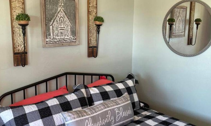 Fall River Mills Hotel | 44 m² Hotel ∙ 4 guests