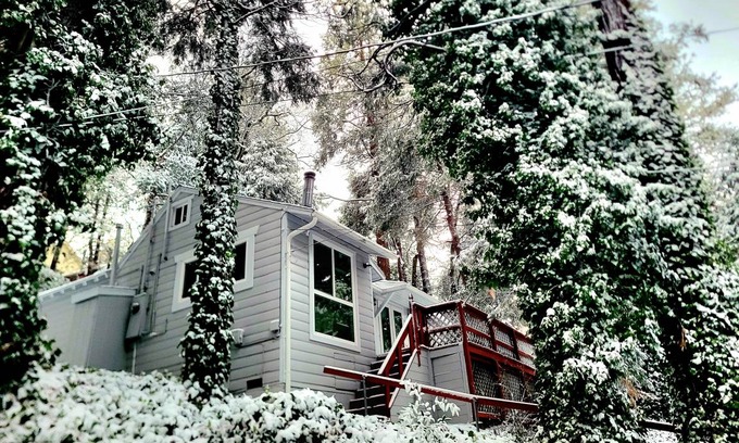 Crestline Cabin | 56 m² Cabin ∙ 2 bedrooms ∙ 4 guests