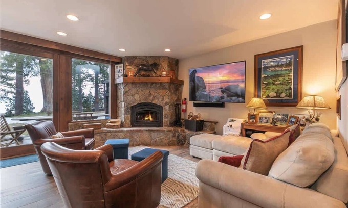 Tahoe Tavern House | 6-8 Miles to Palisades|Alpine|Homewood|Walk to TC