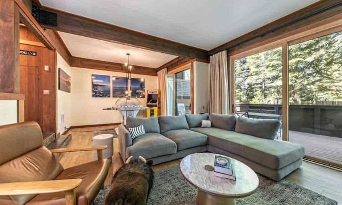 Tahoe Tavern House | 6-8 Miles to Palisades|Alpine|Homewood|Walk to TC