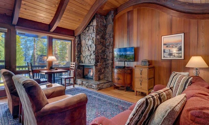 Tahoe Tavern House | 6-8 Miles to Palisades|Alpine|Homewood|Walk to TC