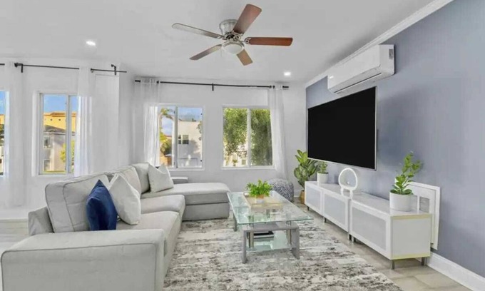 Mission Beach House | 7BR Massive Beach Retreat Sleeps 26 Steps to Ocean