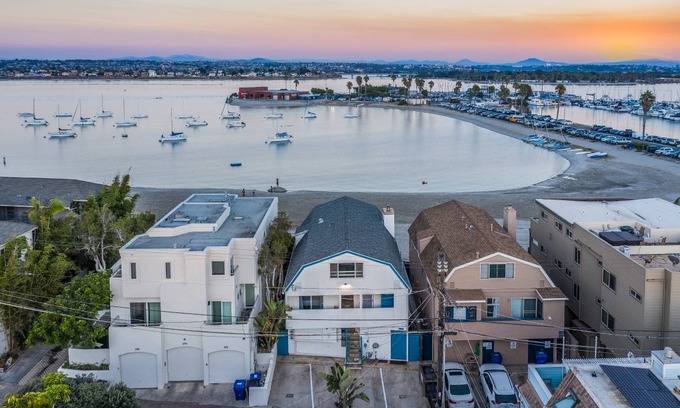 Central Mission Beach House | Bay View V by AvantStay Stylish Mission Beach Home on the Sand!