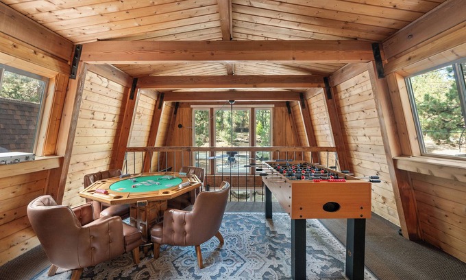 Big Bear City Cabin | BB LAKE<3 Miles Hottub ArcadeGM Poker Firepit BBQ