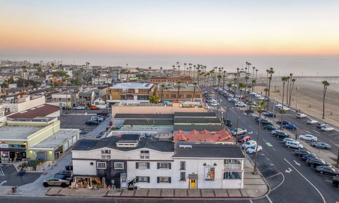 West Newport House | Beach Home, Great Location, Views, Walk to All, Sleeps 8 in beds