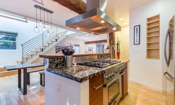 Marina Peninsula House | Beach House 1 block to Venice w/Rooftop & Parking