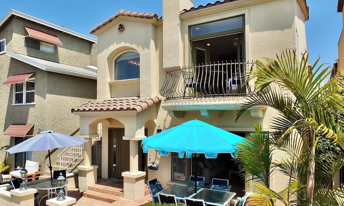 Belmont Shore House | Beauty by the Beach – Stunning 3 BDR for 8, Walk to Beach and 2nd Street!