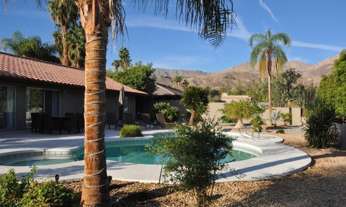 Palm Desert House | Behind El Paseo