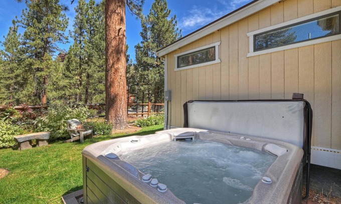 Fox Farm Cabin | Big Bear Bungalow by Destination Big Bear : Hot Tub! Fenced Yard! Internet! Gas BBQ! Luxury! Family Friendly! Wood Burning Fireplace!