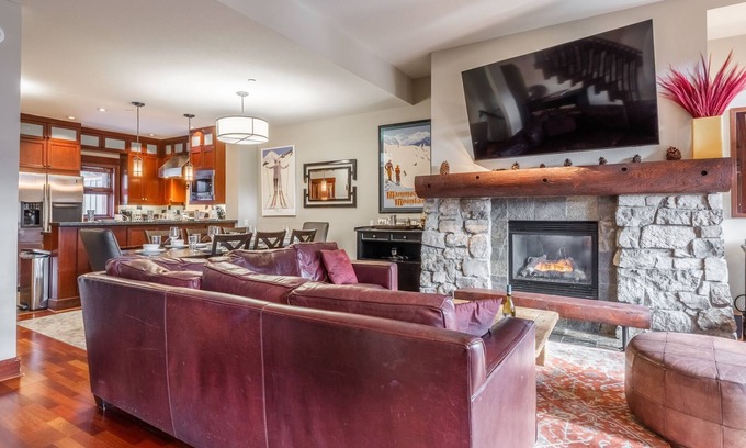 Mammoth Lakes House | Book for Fall! Contemporary Ski Townhome! Private Hot Tub! Close to Eagle Lodge!