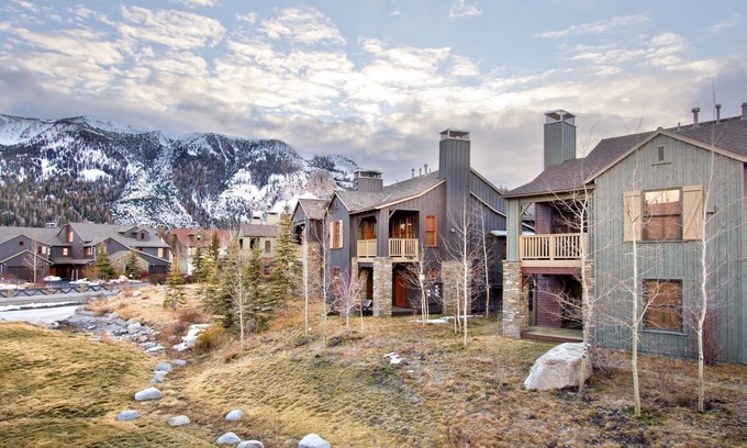 Mammoth Lakes House | Book for Fall! Spacious Townhome on Snowcreek Golf Course! Mountain Views!