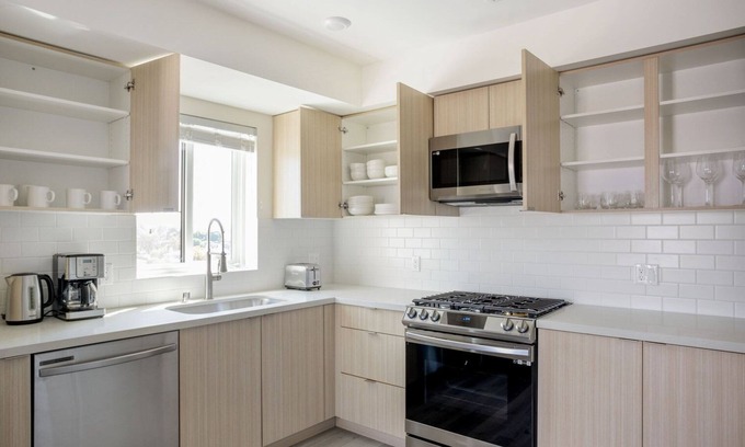 Mar Vista Apartment | Bright West LA 1BR w/Gym & W/D, nr Shops, Dining & 405, by Blueground