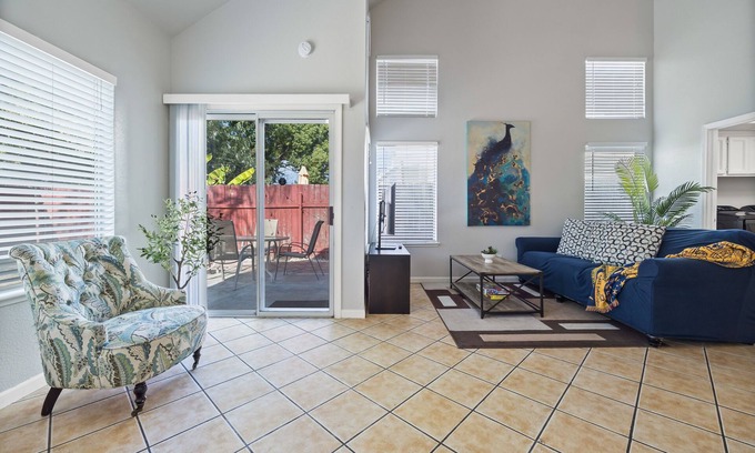 South Natomas Apartment | Budget-friendly Private Room in South Natomas